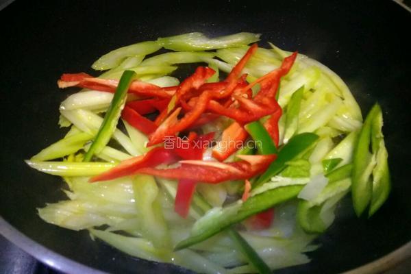 西芹炒鱿鱼的做法图解6