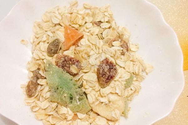 牛奶燕麦粥的做法图解2