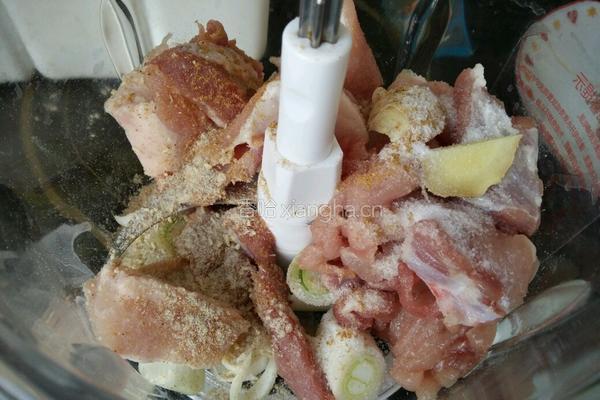 肉馅(小熊绞肉机)的做法图解2