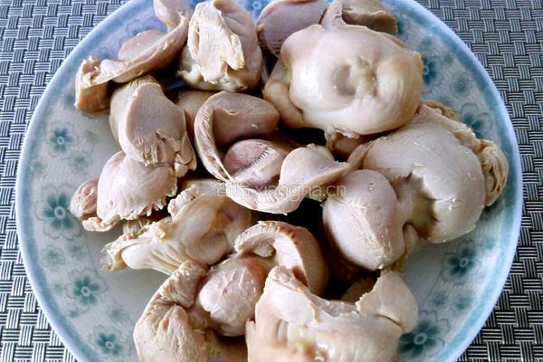 鸡胗拌瓜条的做法图解1