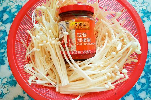 蒜蓉酱凉拌金针菇的做法图解1