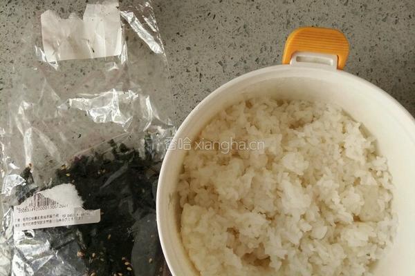 手捏海苔饭团的做法图解1