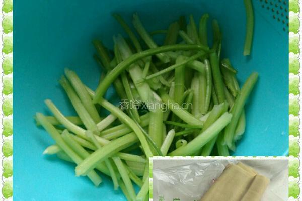 千张芹菜炒肉的做法图解1