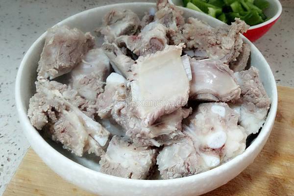 干锅蒜香排骨的做法图解1
