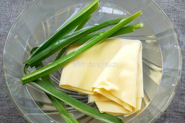 紫甘蓝拌豆腐皮的做法图解3