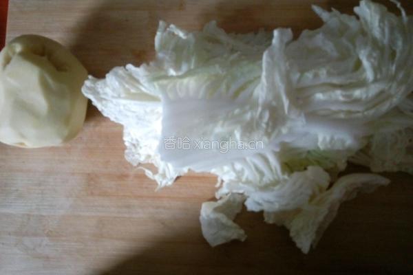 土豆炖白菜的做法图解1