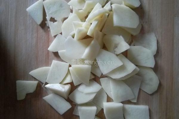 土豆炖白菜的做法图解3