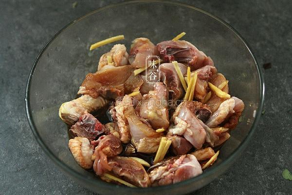 板栗蒸鸡的做法图解3