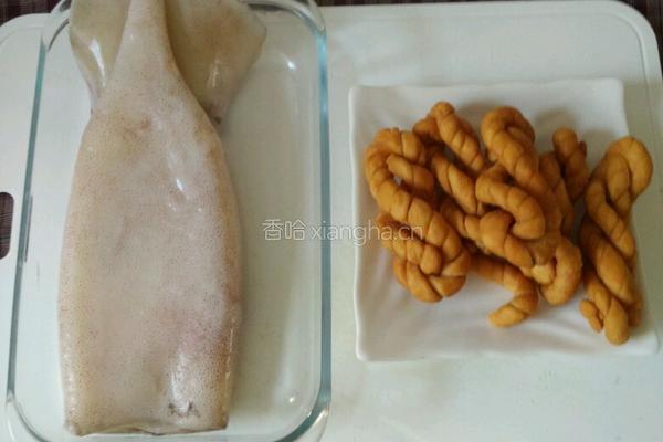 麻花炒鱿鱼花的做法图解1