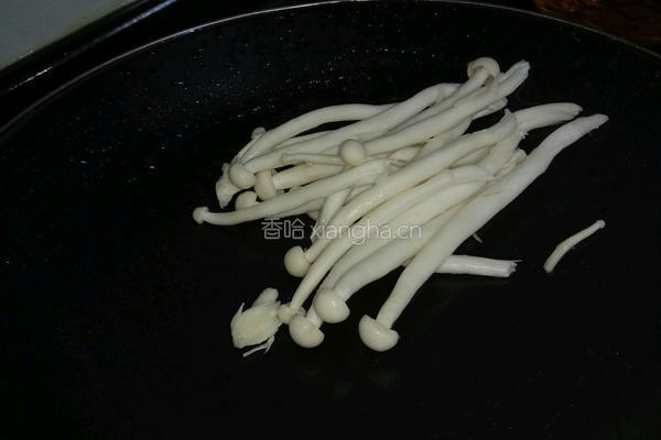 鸡蛋炒海鲜菇的做法图解1