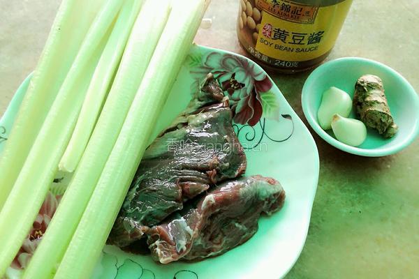 西芹炒牛肉的做法图解1