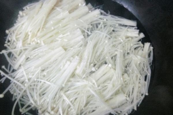 凉拌彩蔬金针菇的做法图解4