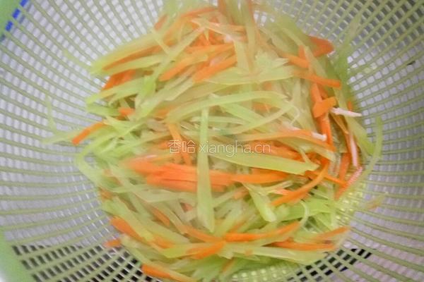 凉拌彩蔬金针菇的做法图解6