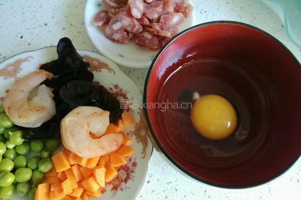 七彩虾仁什锦炒饭的做法图解1