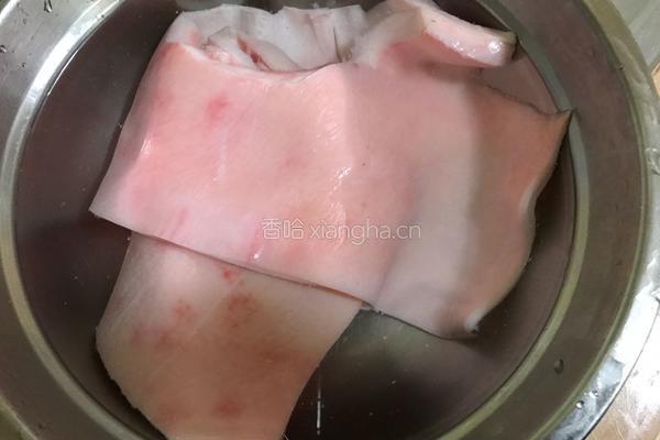 自制肉皮冻的做法图解1