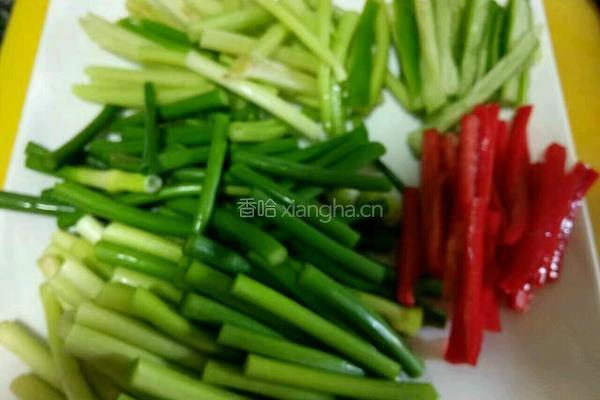 蒜苔炒鱿鱼的做法图解3