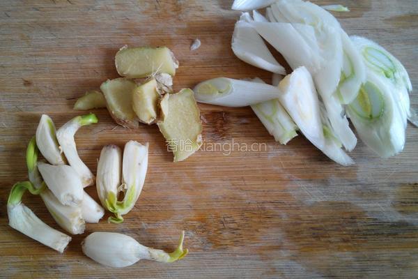 香菇炖鸡腿的做法图解4