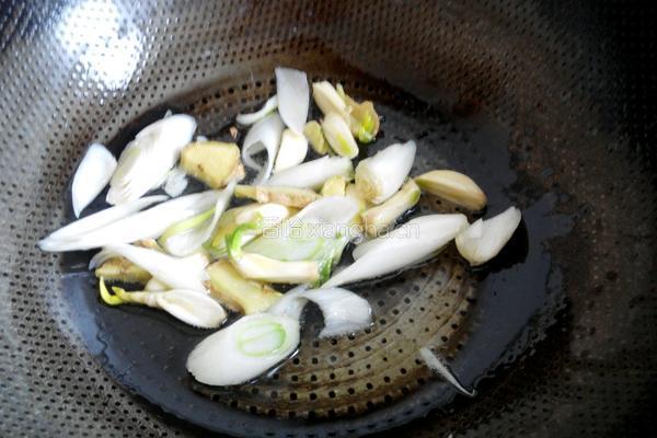 香菇炖鸡腿的做法图解6