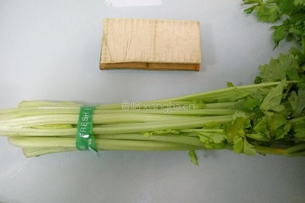 芹菜炒豆干的做法图解2