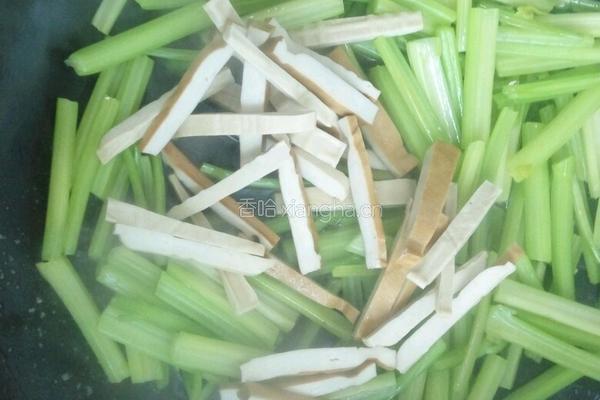 芹菜炒豆干的做法图解8