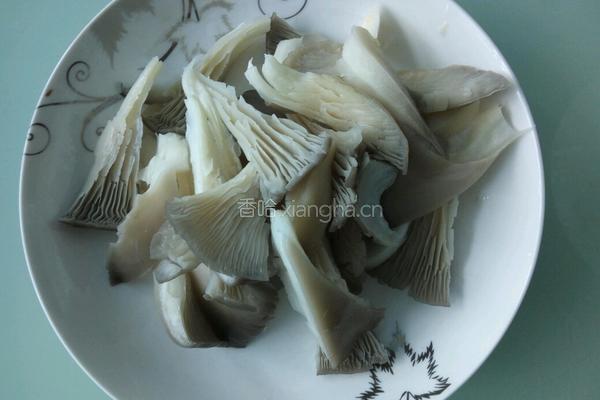 平菇炒鸡蛋的做法图解3