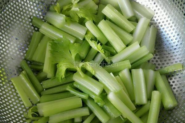 芹菜炒肉的做法图解1