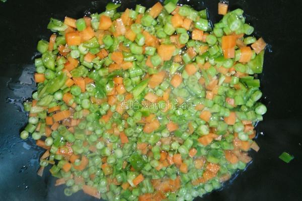 胡萝卜豆角鸡蛋炒饭的做法图解5