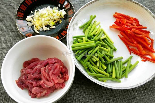 蒜薹炒肉的做法图解2