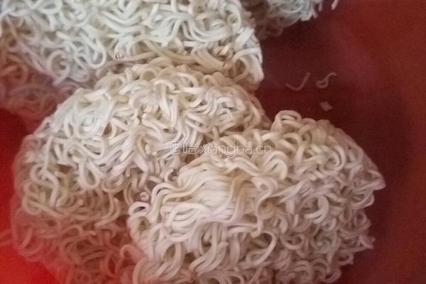 鸡蛋葱花蒸面的做法图解1