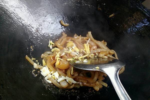 猪肉皮炒白菜杆的做法图解4