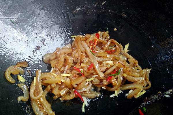 猪肉皮炒白菜杆的做法图解5