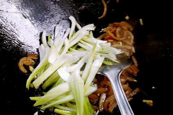 猪肉皮炒白菜杆的做法图解6