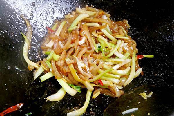 猪肉皮炒白菜杆的做法图解9