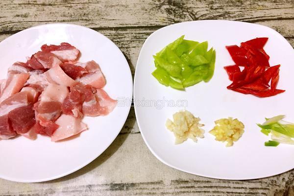 蒜蓉辣椒酱炒五花肉的做法图解2