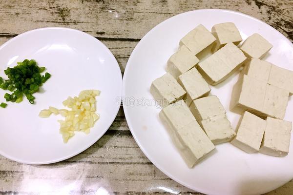 黄豆酱焖煮豆腐的做法图解2