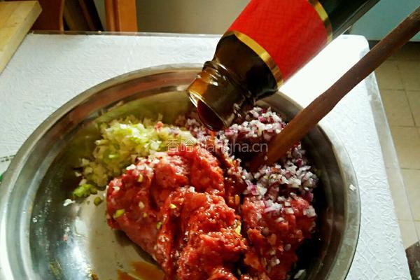 牛肉水饺的做法图解2