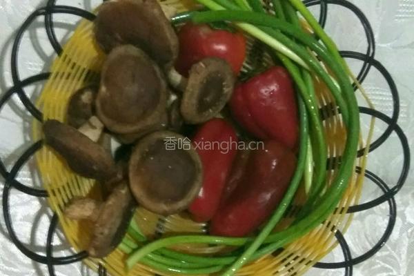 微辣红椒香菇蒜苔的做法图解1