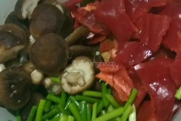 微辣红椒香菇蒜苔的做法图解2