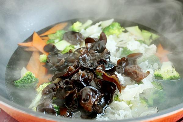 炝拌双耳西蓝花的做法图解4