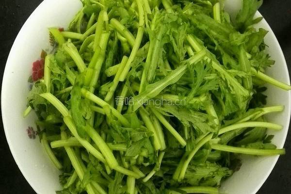 蒜泥茼蒿的做法图解1
