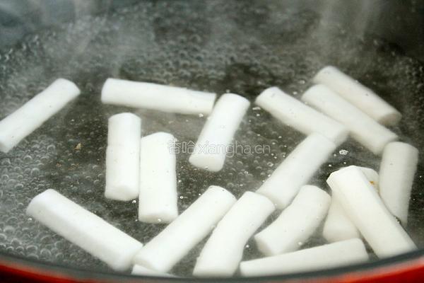 白菜炒年糕的做法图解1