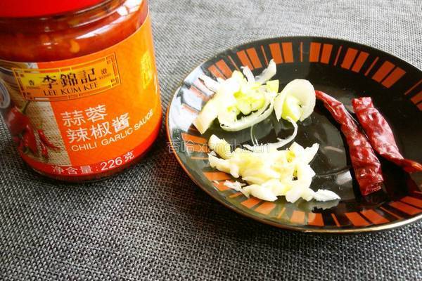 蒜蓉辣椒酱炒包菜的做法图解4