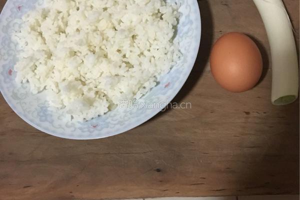酱油炒饭的做法图解1