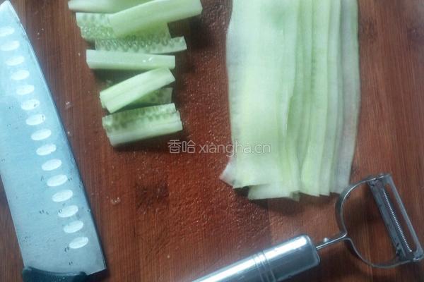 凉拌黄瓜卷的做法图解1