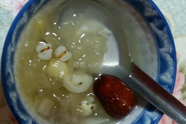 冰糖莲子银耳羹的做法图解4