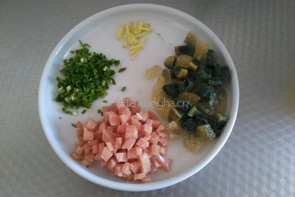 皮蛋瘦肉粥的做法图解2