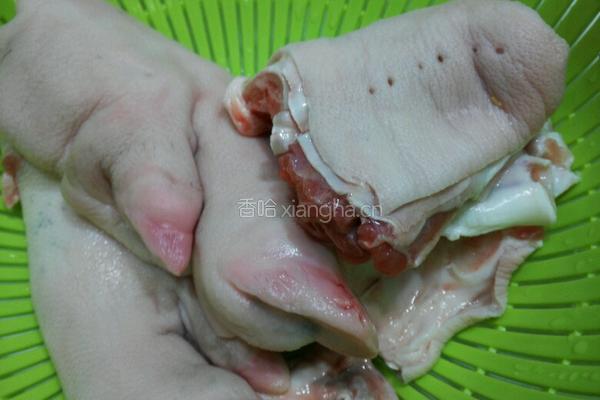 小黄豆炖猪脚肉骨头的做法图解1