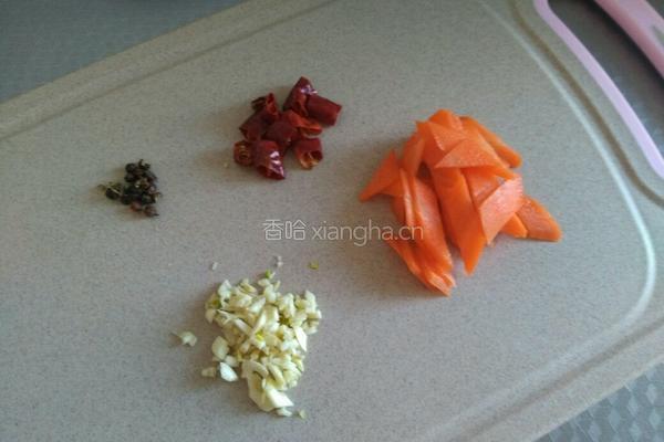 西兰花拌木耳的做法图解3