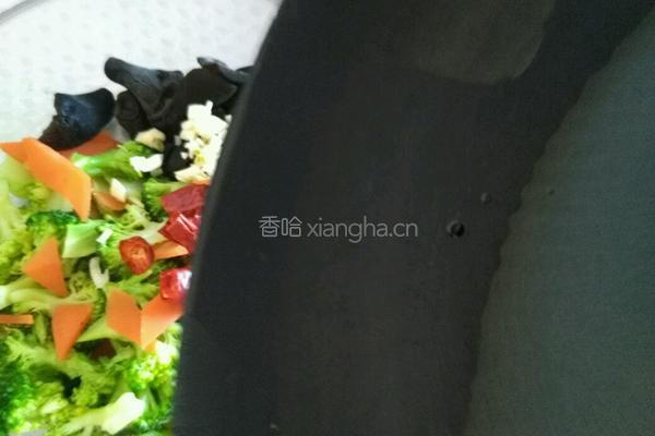 西兰花拌木耳的做法图解7