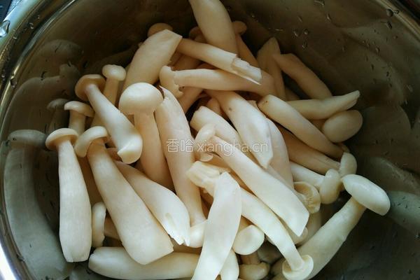 五花肉炒海鲜菇的做法图解2